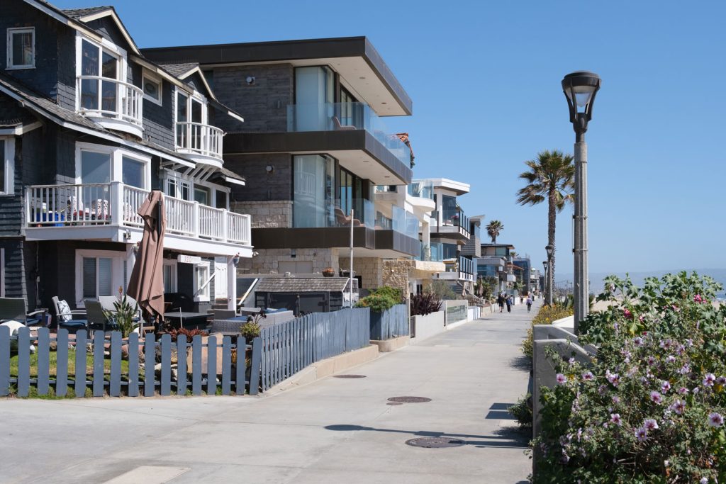 The Strand Manhattan Beach : the magnificent architecture of the beachfront homes along Manhattan Beach